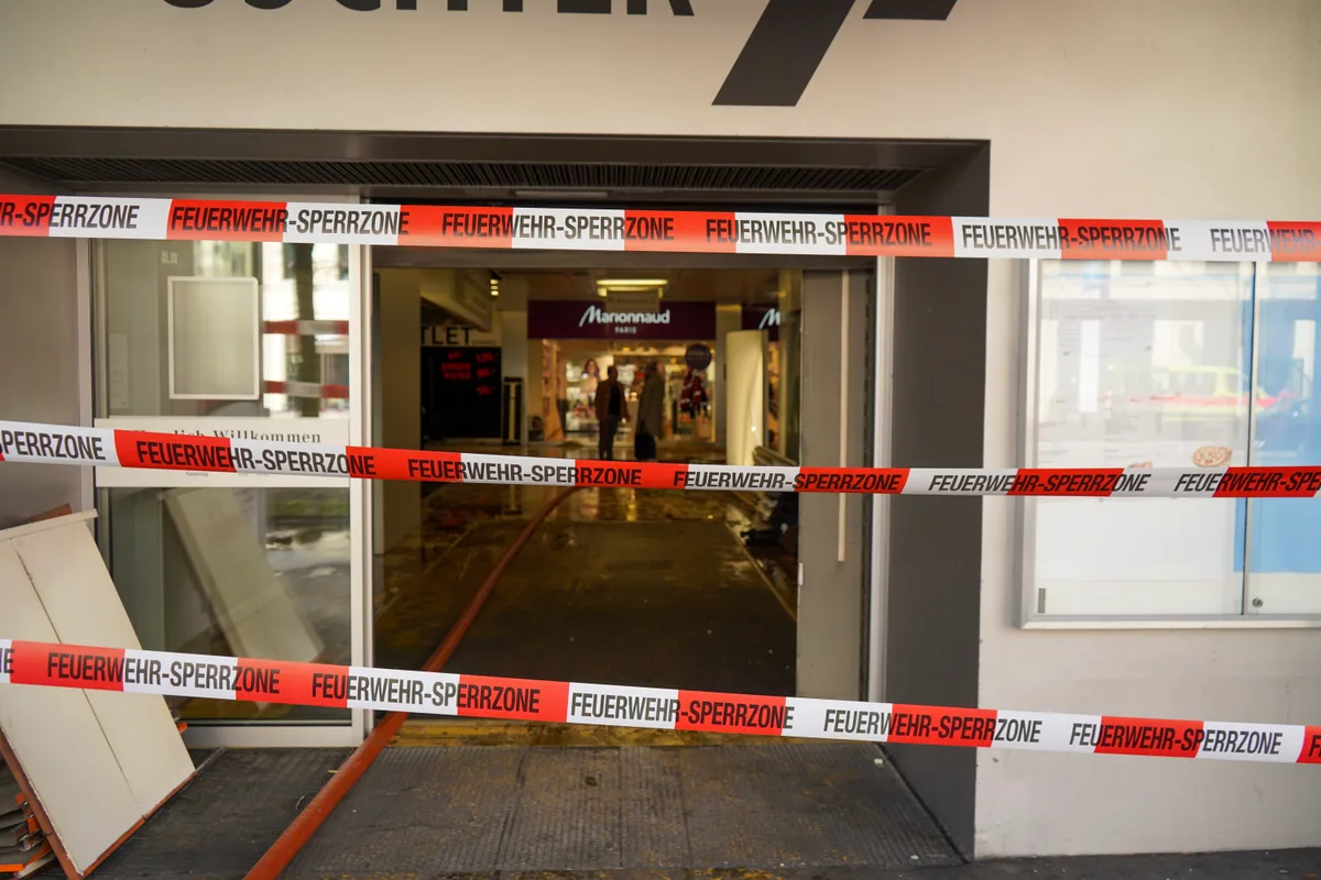 Absperrbänder vor einem Eingang zum Einkaufszentrum Uschter 77.